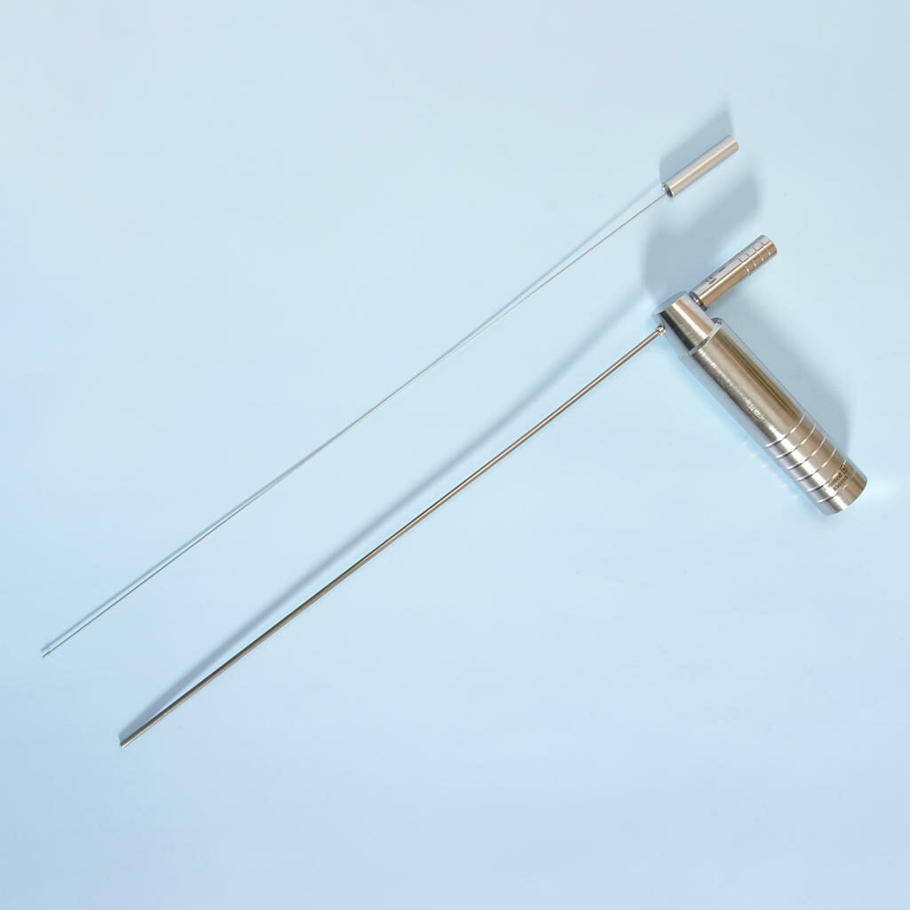 For reaching the larynx during a suspension laryngoscopy a strait application tool is ideal.